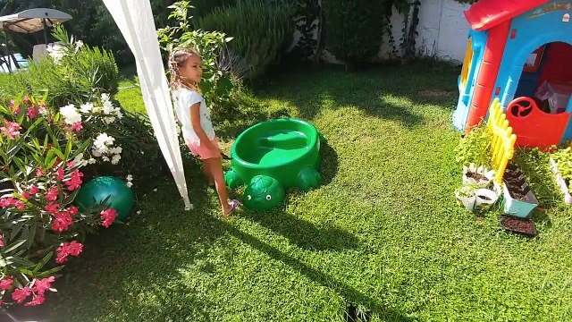 Kaplumbağa havuza kum doldurduk , eğlenceli çocuk videosu