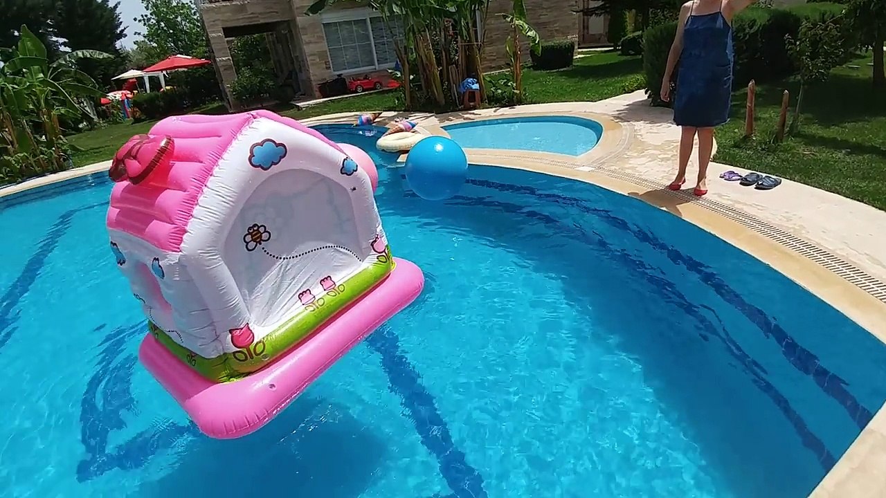 Hello kitty evi Havuzda , eğlenceli çocuk videosu