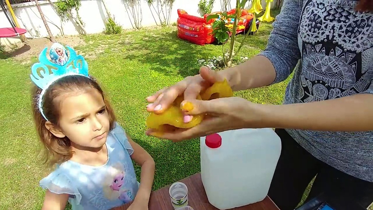 Bahçede Mavi Slime yaptık, hazır slime ile kıyasladık, eğlenceli çocuk videosu