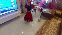Elif yeni İspanyol kostüm ile dans ediyor, eğlenceli çocuk videosu