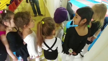 Elif ve Dans ekibi arkadaşlarından annelere kadınlar günü hediyesi dans gösterisi