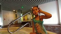 Su hotel jakuzi ve havuz keyfi , eğlenceli çocuk videosu