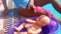 Yagmur bebege havuz basinda banyo yaptirma oyunu, Eğlenceli çocuk videosu