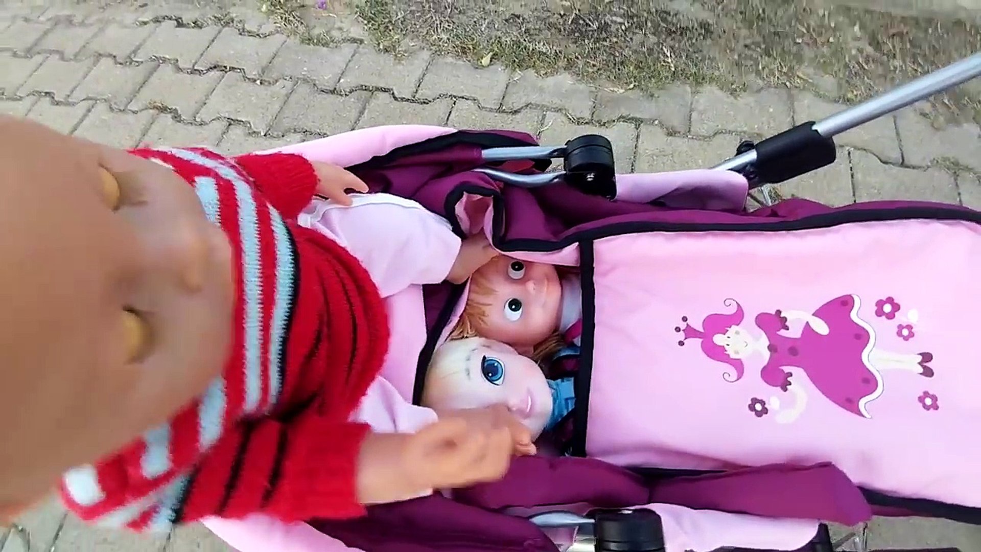 Elif bebek arabası ile parkta maşa elsa minik aliş hepsi beraber oyunlar,  eğlenceli çocuk videosu - Dailymotion Video