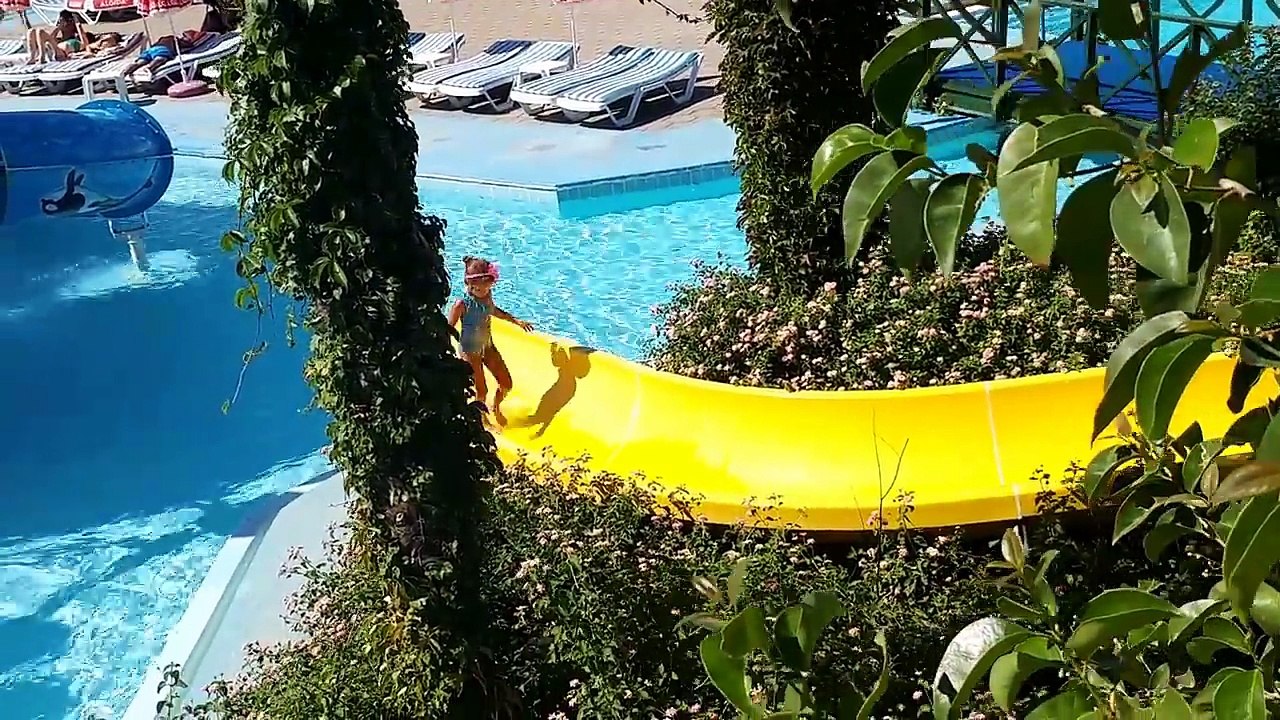 Elif Aqualand keyfi , bu aqua park daha önce gittiğimizle aynı büyüklükte , Eğlenceli çocuk videosu