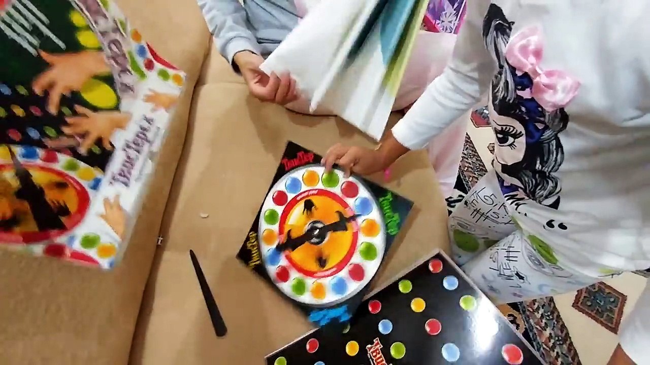 Twister elif ve annesi twister oynuyor, Eğlenceli çocuk videosu , Toys unboxing