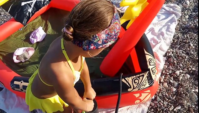 Korsan havuz plajda, Denizde korsanlar savaşı yapıyoruz , Eğlenceli çocuk videosu