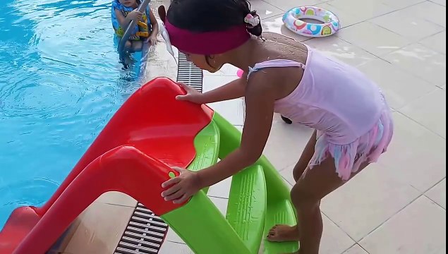 Büyük havuzda ve çimende yeni Kaydırak ile kaydık . kendi aqualand imizi kendimiz yaptık ...