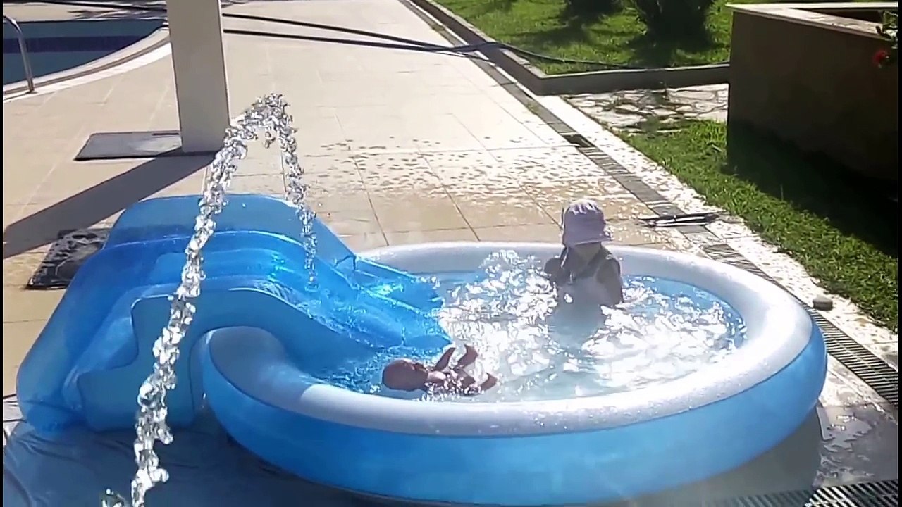 Havuzda fıskıye yaptık ))) Elif kaydıraktan kayarken fıskıye de yağmur yağdırdı ))