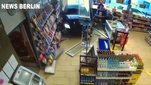 Un papy allemand perd le controle de sa voiture et détruit une station service