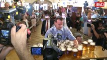 Kamarieri me i mire ne bote, shikoni sa gota birre sherben vetem ne nje rruge (360video)