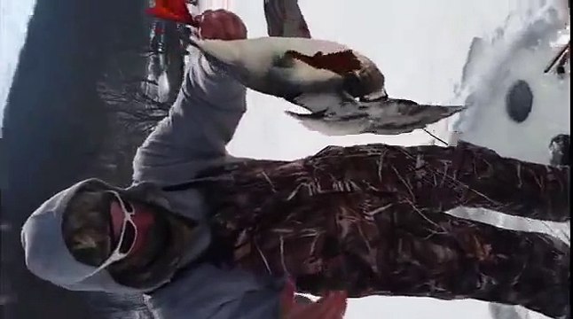 Ce pecheur pensait avoir attrapé un gros poisson... Et bien non!