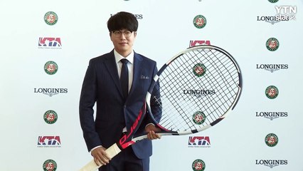 [★영상] 성시경, 몸보다 큰 테니스 라켓 들고…'스윗한 미소' / YTN