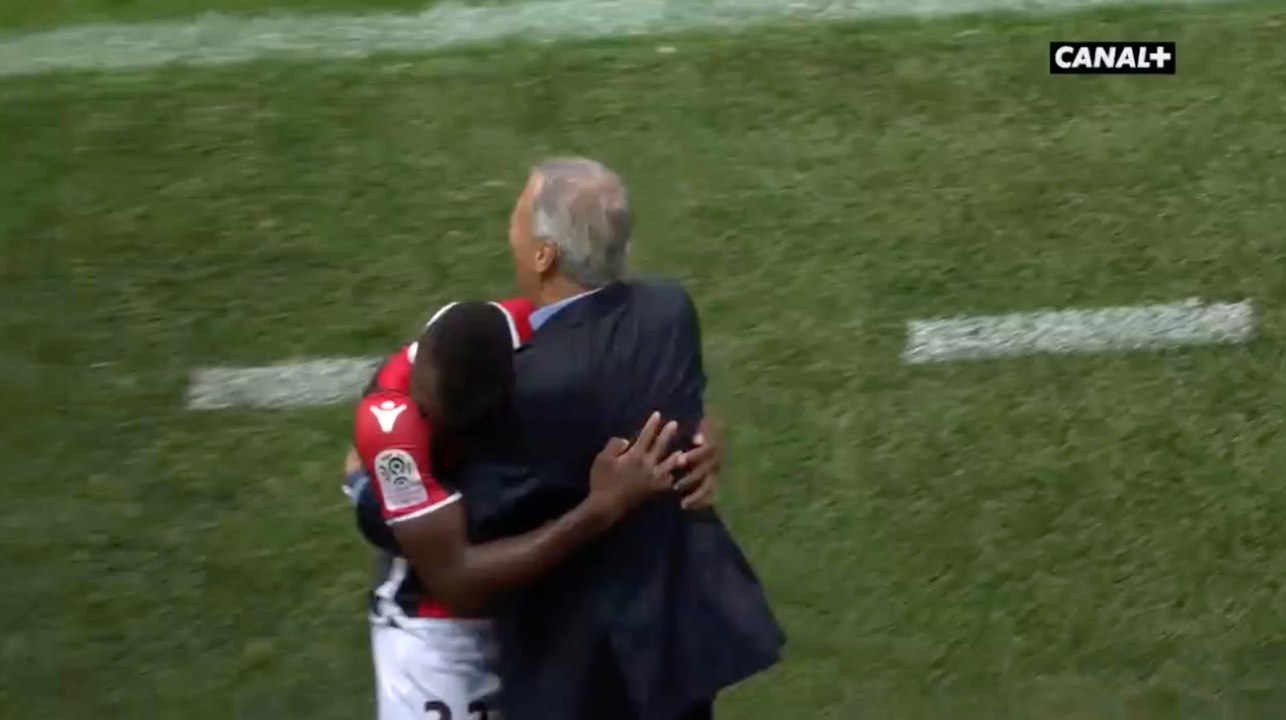 Ignatius Kpene Ganago dans les bras de Lucien Favre - Nice VS Monaco 4-0 (09/09/2017)