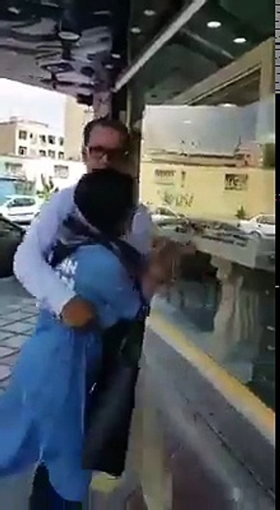 ویڈیو میں دیکھیں جب بیوی نے اپنے شوہر کو کسی غیرعورت کے ساتھ دیکھا تو دونوں کی سب کے سامنے خوب پٹائی کی۔  ویڈیو: بابر س