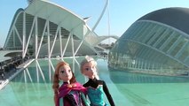 Elsa and Anna dolls go on a trip to the aquarium to see different fish and other animals
