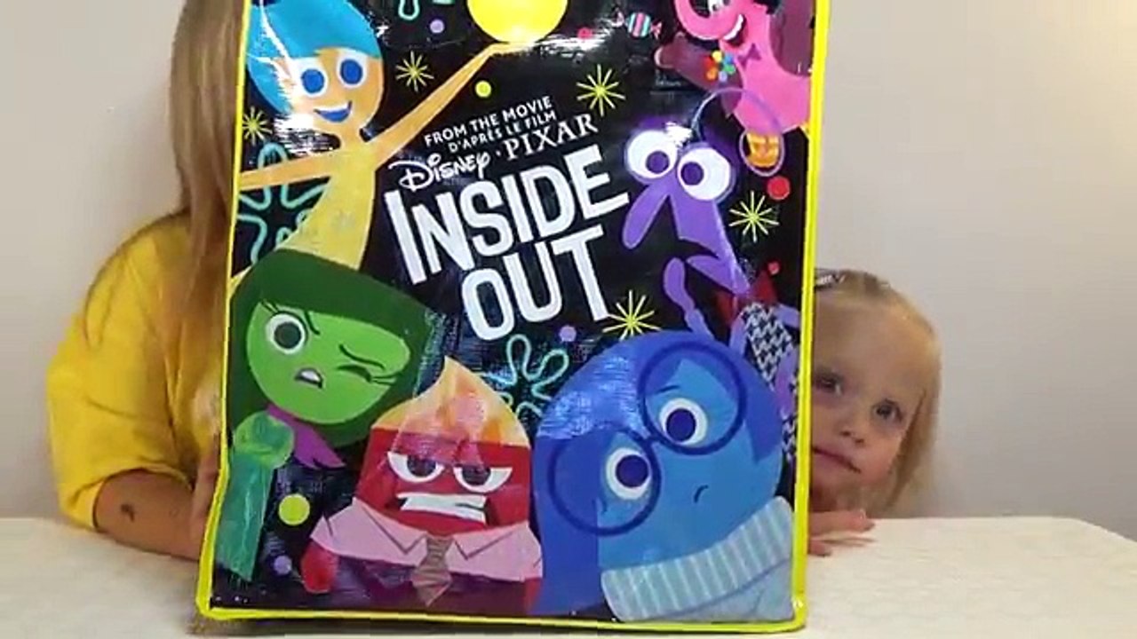 Николь и Алиса распаковывают игрушки Головоломка (на русском языке) inside out