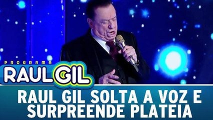 Raul Gil solta o vozeirão e surpreende plateia