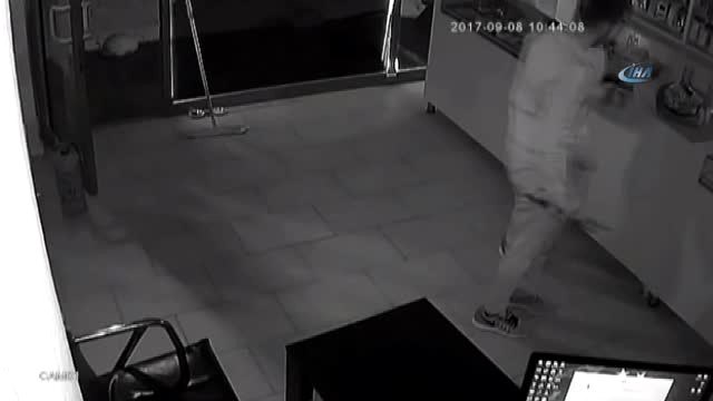 Alışveriş Yapar Gibi Hırsızlık Yaptılar... Pişkin Hırsızlar Kamerada