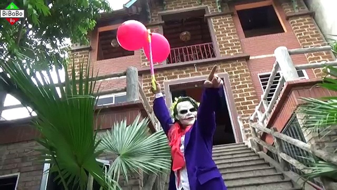 Gelé drôle farce tirant planche à roulette esclave homme araignée super-héros contre Elsa joker w irl