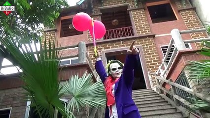 Gelé drôle farce tirant planche à roulette esclave homme araignée super-héros contre Elsa joker w irl