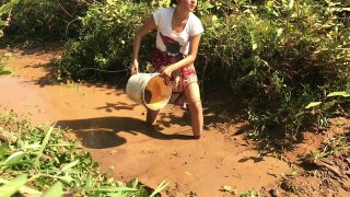 Primitive girl Catch fish by Hand How to catch fish traditional style