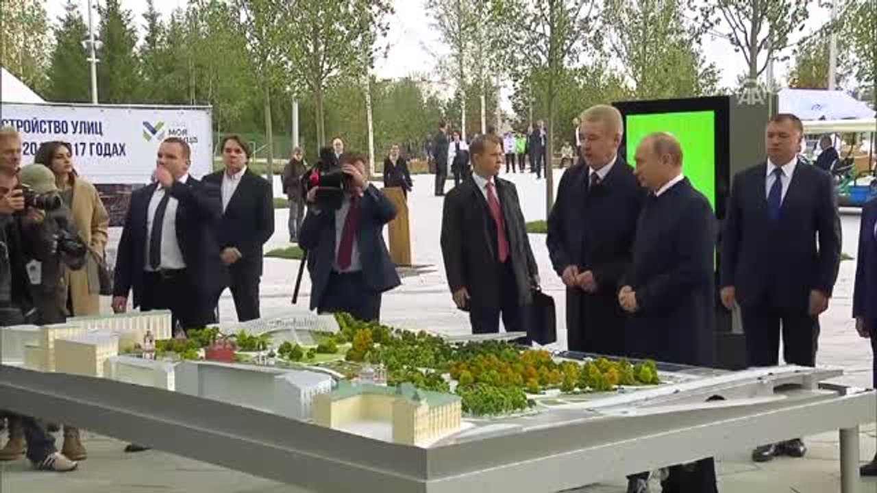 Rusya Devlet Başkanı Putin, Zaryadiye Parkı'nı Ziyaret Etti