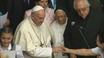 El papa en Medellín exhorta a sus pastores y consuela a los más pequeños