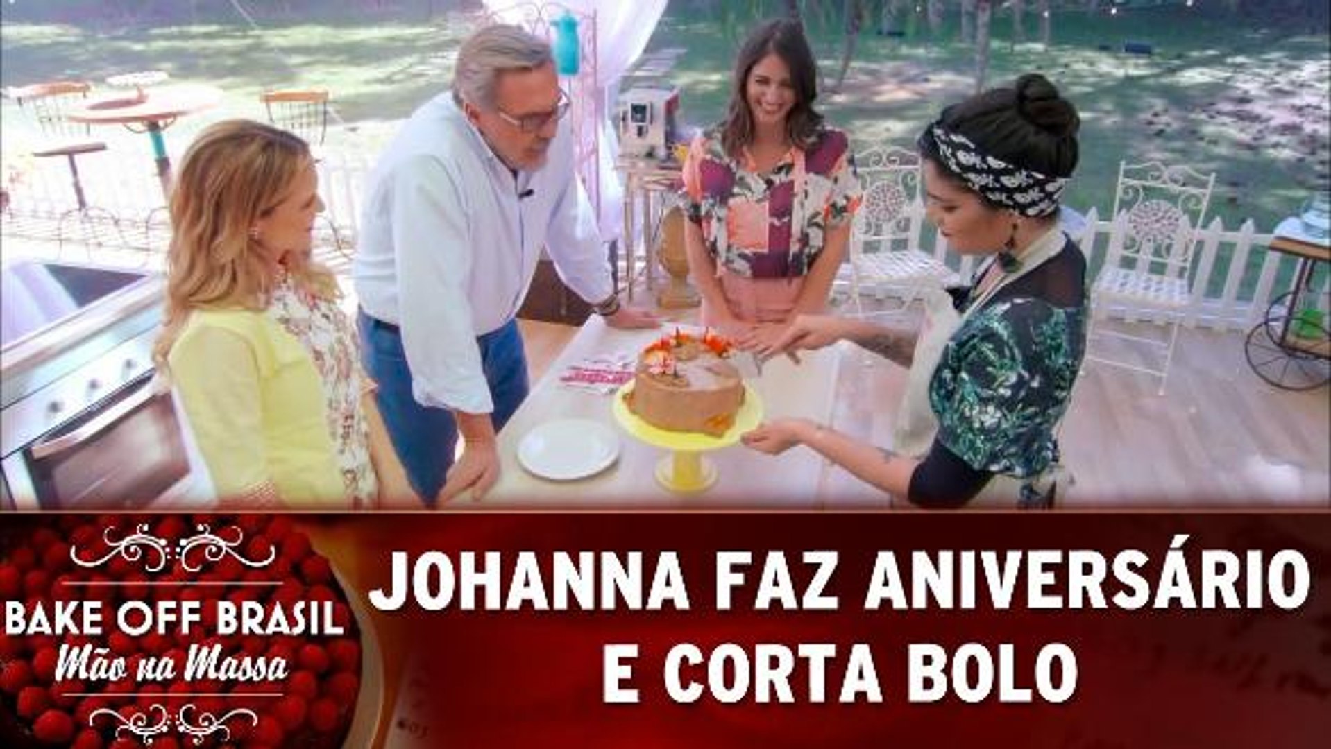 Menina de 8 anos faz barraco na hora de cortar bolo de aniversário e  viraliza nas redes sociais - Viva a Vida - R7 Viva a Vida