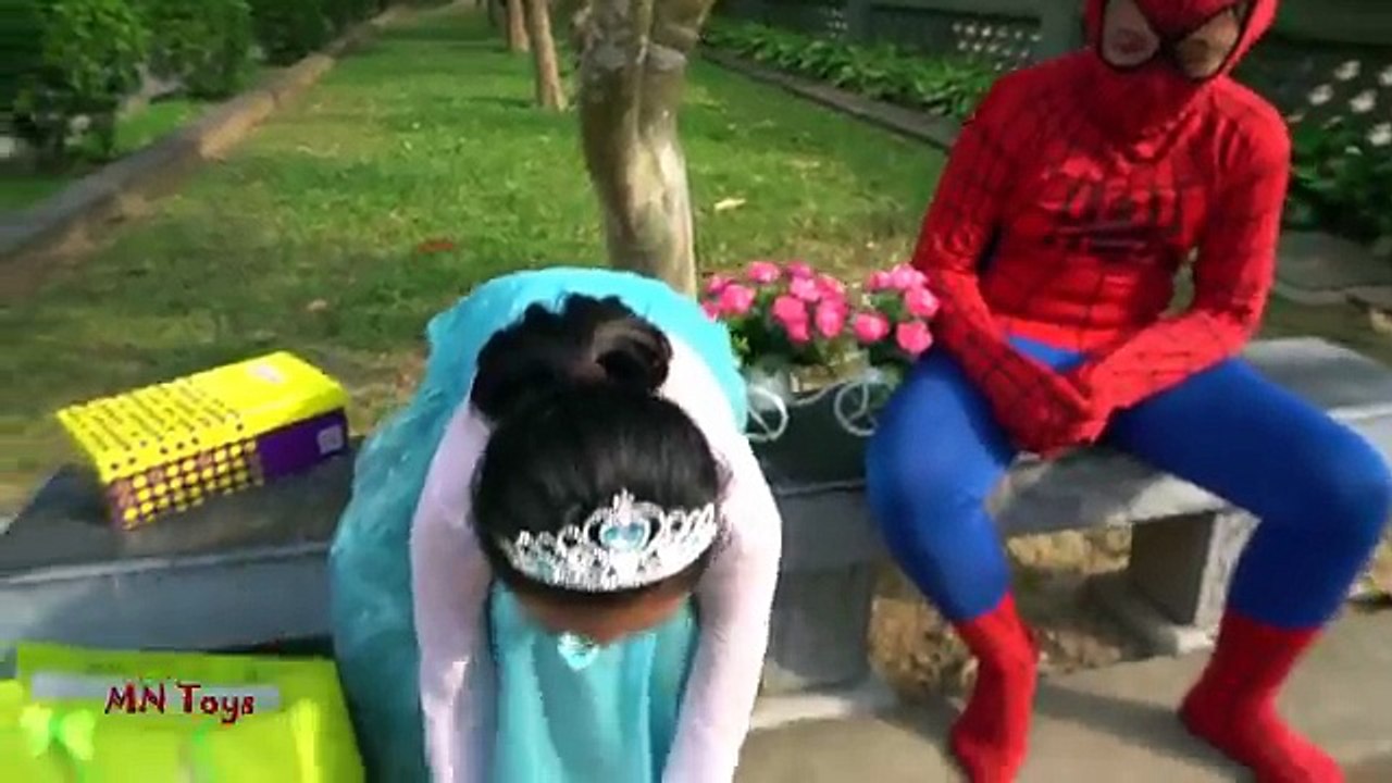 Nữ hoàng Elsa bán hàng đồ chơi búp bê Joker cướp bắt cóc Anna siêu nhân nhện giải cứu cảnh
