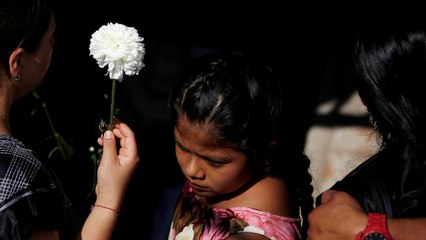 Temetik a földrengés áldozatait Mexikóban