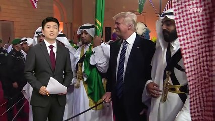 [영상] "비켜! 내 자리야!" 트럼프 무례한 행동 논란 / YTN