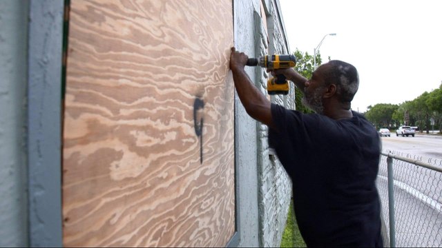 Volunteers help Miami residents preparing for Hurricane Irma