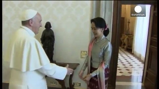 nobel ödülü werilen büwdist aung san suu kyi papanın elini öperek eraeke-enda gatliama başladı