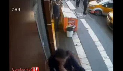 Dehşet anı kamerada: Amcasının kızını rahatsız etti diye 9 kez bıçakladı