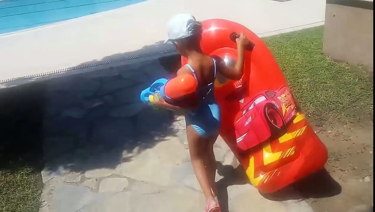 Havuzda su tabancası oyunu ve sualtı çekimi , eğlenceli çocuk videosu