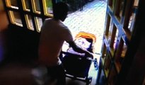 Bebek arabası hırsızı güvenlik kamerasında
