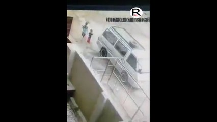 شاهد.. ثلاثة اطفال ينجون بإعجوبة من حادث سيارة في العاصمة بغداد !