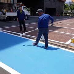 ¡Qué talento! Este pintor maneja el pincel con gran maestría