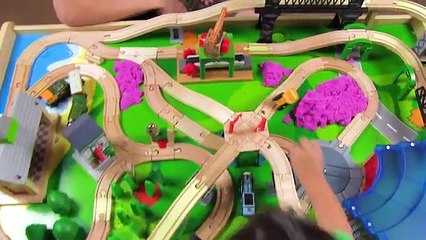 TRAINS FOR CHILDREN VIDEO: Thomas and Friends Train from Kinetic Sand & Cars Toys from Pla