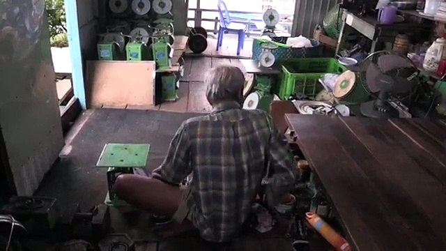 Vietnam floating market struggles to stay above water