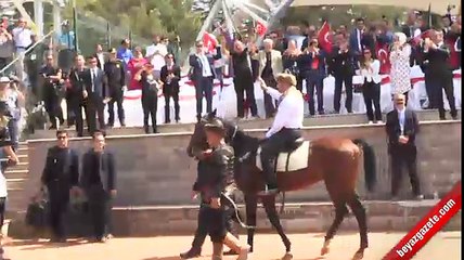 Başbakan Binali Yıldırım ata bindi