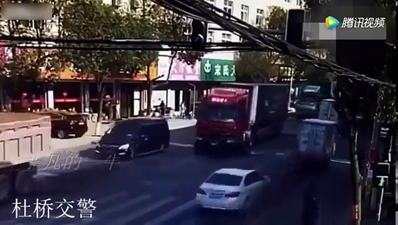 深夜，一名騎機車的年輕美女正常的在路上行駛，監控拍下了可怕的一幕！