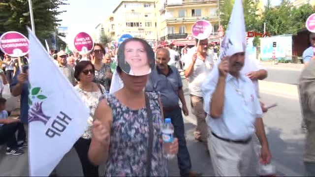 Polis ve Miting Katılımcıları Arasında 'Maske' Arbedesi