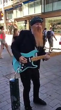 BILLY GIBBONS (ZZ TOP) joue incognito dans la rue :Jhansi Boy