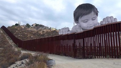 Bebé "gigante" espreita pelo muro entre os EUA e o México