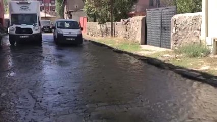 Kepçenin Patlattığı Boru Mahalleyi Sular Altında Bıraktı