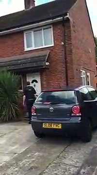 Angleterre : Un suspect prend la fuite depuis sa fenêtre quand la police entre dans sa maison
