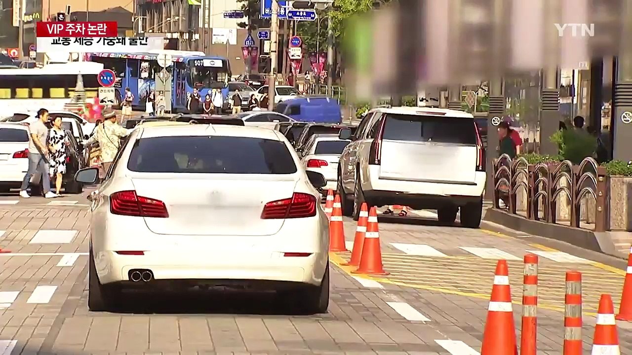 [현장24] "공용도로 내맘대로?"...백화점 VIP 대리주차 논란 / YTN