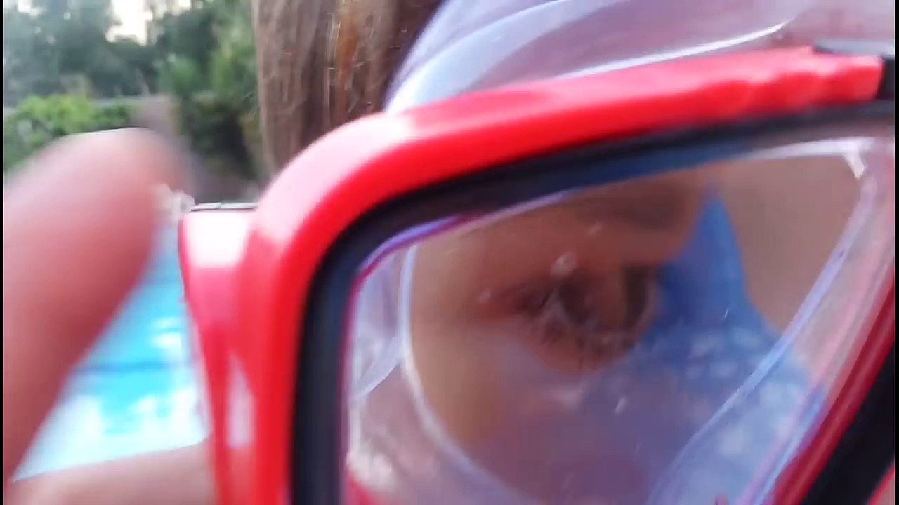 Büyük havuzda Havuz keyfi sualtı çekimi Eğlenceli çocuk videosu underwater